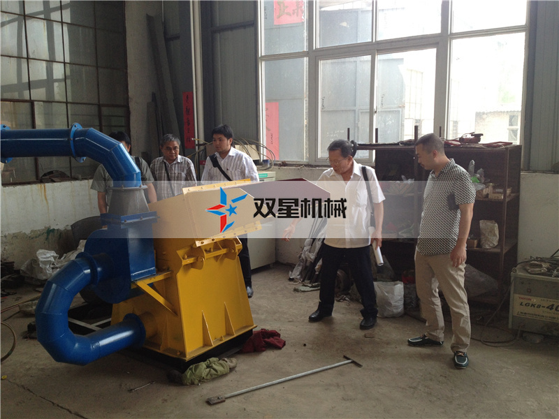 客戶現(xiàn)場(chǎng)查看廢金屬撕碎機(jī)