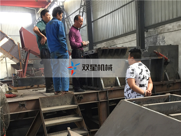 雙軸撕碎機設(shè)備客戶參觀現(xiàn)場