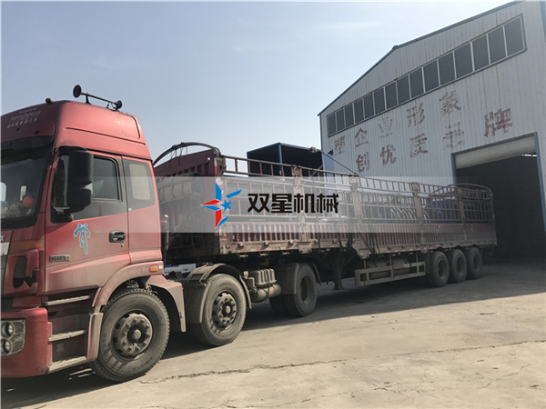 <a href='http://www.hnxcwy.cn/1/19.html' target='_blank'><span>雙軸撕碎機</span></a>設(shè)備發(fā)貨現(xiàn)場