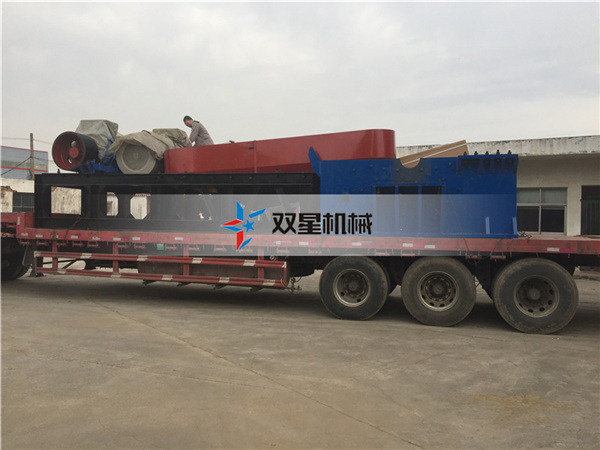 <a href='http://www.hnxcwy.cn' target='_blank'><span>金屬撕碎機</span></a>廠家1600型設備發(fā)貨現(xiàn)場