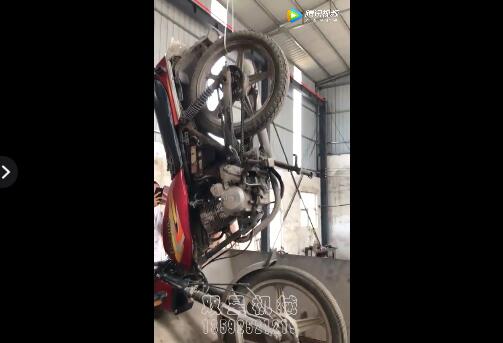雙軸撕碎機(jī)撕碎摩托車