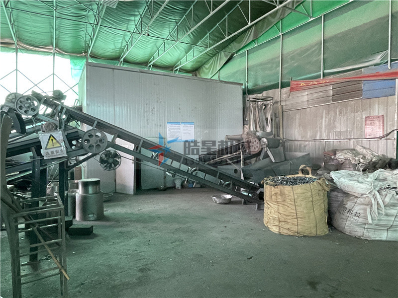 在金屬撕碎機生產線中上料機如何配置